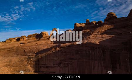 MARS 2024, ARCHES NATIONAL PARK, UTAH - Delicate Arch est vu avec Red Rocks, dans l'Utah à Arches National Park, Castle Valley Banque D'Images