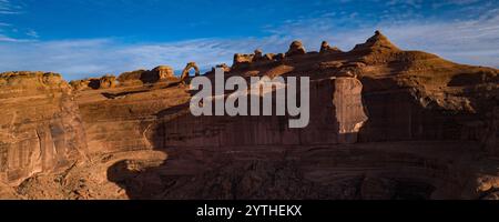 MARS 2024, ARCHES NATIONAL PARK, UTAH - Delicate Arch est vu avec Red Rocks, dans l'Utah à Arches National Park, Castle Valley Banque D'Images