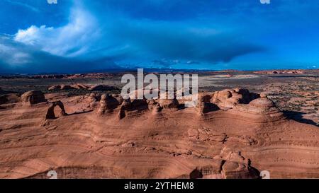 MARS 2024, ARCHES NATIONAL PARK, UTAH - Delicate Arch est vu avec Red Rocks, dans l'Utah à Arches National Park, Castle Valley, LaSal Mountains dans bg Banque D'Images