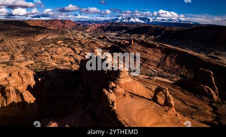 MARS 2024, ARCHES NATIONAL PARK, UTAH - Delicate Arch est vu avec Red Rocks, dans l'Utah à Arches National Park, Castle Valley, LaSal Mountains dans bg Banque D'Images