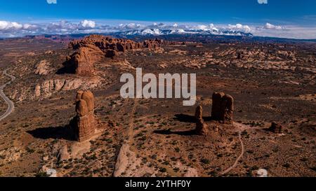 MARS 2024, PARC NATIONAL DES ARCHES, UTAH - Parc national des Arches avec les montagnes enneigées de LaSal en arrière-plan, Utah Banque D'Images