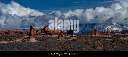 MARS 2024, PARC NATIONAL DES ARCHES, UTAH - Parc national des Arches avec les montagnes enneigées de LaSal en arrière-plan, Utah Banque D'Images