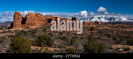 MARS 2024, PARC NATIONAL DES ARCHES, UTAH - Parc national des Arches avec les montagnes enneigées de LaSal en arrière-plan, Utah Banque D'Images