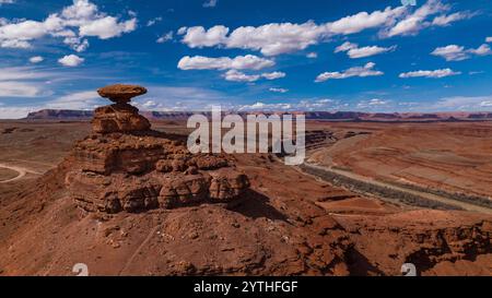 2024 MARS, MEXICAN HAT, UTAH - vue sur le célèbre Red Rock « Mexican Hat » surplombant la rivière San Juan, vue aérienne Banque D'Images
