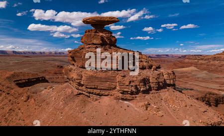 2024 MARS, MEXICAN HAT, UTAH - vue sur le célèbre Red Rock « Mexican Hat » surplombant la rivière San Juan, vue aérienne Banque D'Images