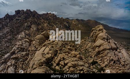 Mars 2024, RÉSERVE NATIONALE DE MOJAVE, CALIFORNIE, États-Unis - vue sur Granite Boulder près des dunes de sable Kelso, vue des airs le long de l'Interstate 40, ancienne route 66 en Californie du Sud Banque D'Images