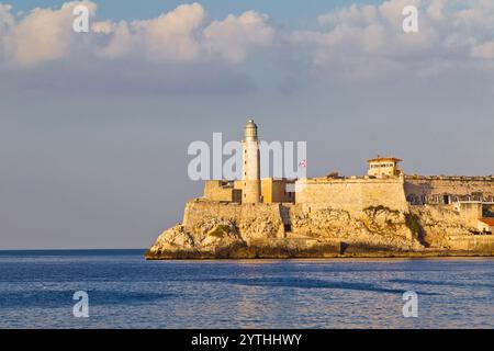 Vue pittoresque sur le château Morro de la Havane, qui garde l'entrée du port de Sity Banque D'Images