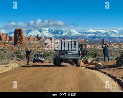 13 MARS 2024 - PARC NATIONAL DES ARCHES - les touristes prennent des photos devant le photographe Joe Sohm dans le Parc national des Arches Banque D'Images