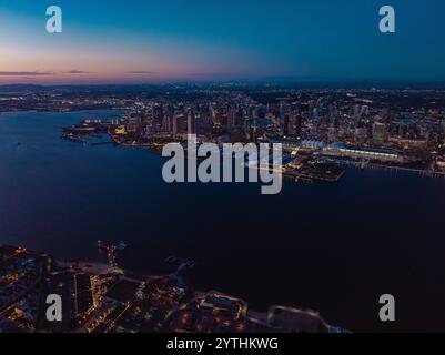 AVRIL 2024, SAN DIEGO, CA. États-Unis - vue aérienne du port de San Diego Skyline au coucher du soleil Banque D'Images