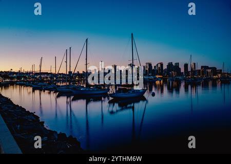 Avril 2024, SAN DIEGO, CA États-Unis - Port avec bateaux et San Diego Skyline au lever du soleil sur Harbor Drive Banque D'Images