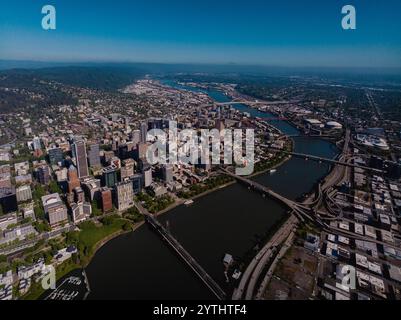 MAI 2024, PORTLAND OREGON, États-Unis - vue aérienne de la rivière Willamet traversant le centre-ville de Portland Skyline, Oregon Banque D'Images
