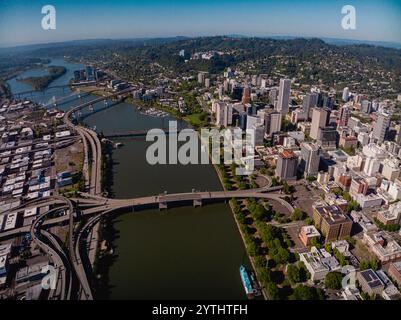MAI 2024, PORTLAND OREGON, États-Unis - vue aérienne de la rivière Willamet traversant le centre-ville de Portland Skyline, Oregon Banque D'Images