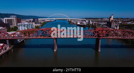 MAI 2024, PORTLAND OREGON, États-Unis - vue aérienne de la rivière Willamet et du pont Hawthorn en fer rouge, Portland, Oregon Banque D'Images