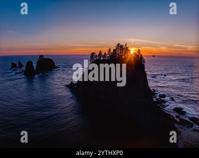 MAI 2024, OLYMPIC NATIONAL PARK, ÉTAT DE WASHINGTON - Haystacks, Seastacks Rocks Olympic National Park au coucher du soleil montrer des formations rocheuses, Lapush, Washington - Ruby Beach Banque D'Images