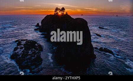 MAI 2024, OLYMPIC NATIONAL PARK, ÉTAT DE WASHINGTON - Haystacks, Seastacks Rocks Olympic National Park au coucher du soleil montrer des formations rocheuses, Lapush, Washington - Ruby Beach Banque D'Images