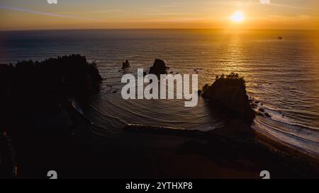 MAI 2024, OLYMPIC NATIONAL PARK, ÉTAT DE WASHINGTON - Haystacks, Seastacks Rocks Olympic National Park au coucher du soleil montrer des formations rocheuses, Lapush, Washington - Ruby Beach Banque D'Images