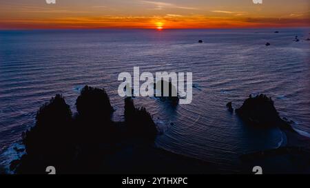 MAI 2024, OLYMPIC NATIONAL PARK, ÉTAT DE WASHINGTON - Haystacks, Seastacks Rocks Olympic National Park au coucher du soleil montrer des formations rocheuses, Lapush, Washington - Ruby Beach Banque D'Images