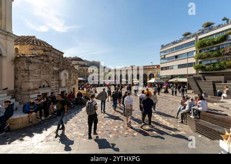 Athènes, Attique - GR - Oct 25, 2024 Monastiraki Square bourdonne de vie, rempli de vendeurs de rue, de touristes et de locaux. Entouré par Landm historique Banque D'Images
