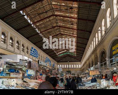 Athènes, Attique - GR - Oct 25, 202 L'intérieur du marché Varvakios bourdonne d'énergie, avec des rangées de viandes fraîches, poissons et étals de fruits et légumes frais, haute ce Banque D'Images