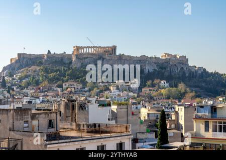 Athènes, Attique - GR - Oct 25, 2024 L'Acropole d'Athènes, avec le Parthénon, s'élève majestueusement au-dessus du paysage urbain moderne, mêlant l'ancien h Banque D'Images