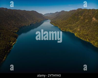 MAI 2024, PARC NATIONAL OLYMPIQUE, ÉTAT DE WASHINGTON - Lake Crescent et pins autour de la route 101, Olympic Highway Banque D'Images