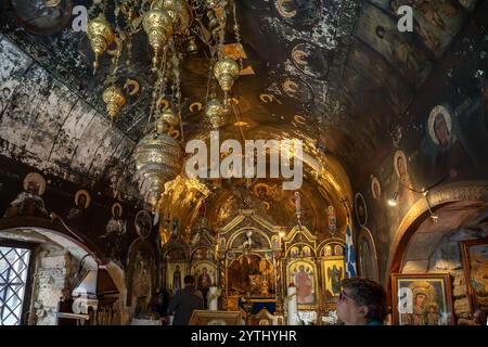 Athènes, Attique - GR - Oct 25, 2024 touristes admirent l'intérieur intime de la Sainte Eglise de Saint Kyriaki, en regardant ses icônes brillantes, détails ornés, Banque D'Images