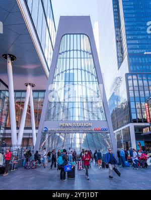 New York, New York, États-Unis – 27 octobre 2024 : les navetteurs entrent et sortent à l'entrée de la 8e avenue de Penn Station à New York, New York, États-Unis. Banque D'Images