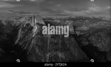 12 JUILLET 2024 - YOSEMITE, CALIFORNIE - vue au coucher du soleil sur Glacier point avec demi-dôme, chutes Yosemite, Nevada et chutes Vernal Banque D'Images