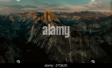 12 JUILLET 2024 - YOSEMITE, CALIFORNIE - vue au coucher du soleil sur Glacier point avec demi-dôme, chutes Yosemite, Nevada et chutes Vernal Banque D'Images