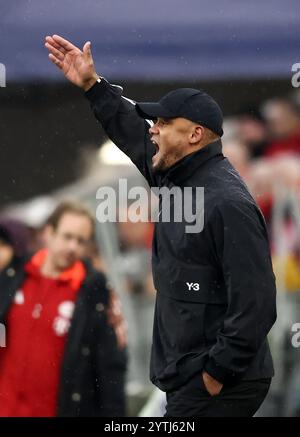 MUNICH, ALLEMAGNE - DÉCEMBRE 07 : l'entraîneur Vincent Kompany du Bayern Muenchen réagit depuis la ligne de touche lors du match de Bundesliga entre le FC Bayern München et le 1er. FC Heidenheim 1846 à l'Allianz Arena le 07 décembre 2024 à Munich, Allemagne. © diebilderwelt / Alamy Live News Banque D'Images