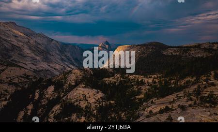 12 JUILLET 2024 - YOSEMITE, CA. - Vue au lever du soleil sur Olmsted point, route 120, Tioga Pass, Yosemite Banque D'Images