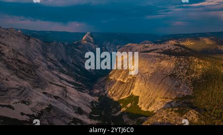 12 JUILLET 2024 - YOSEMITE, CA. - Vue au lever du soleil sur Olmsted point, route 120, Tioga Pass, Yosemite Banque D'Images