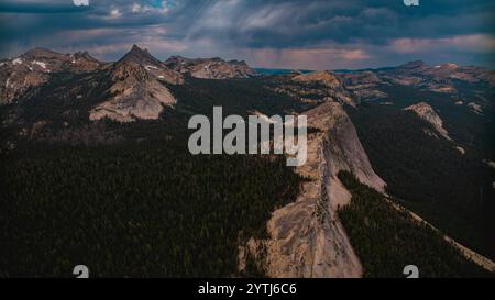 12 JUILLET 2024 - YOSEMITE, CA. - Vue au lever du soleil sur Olmsted point, route 120, Tioga Pass, Yosemite Banque D'Images