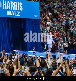 10 AOÛT, LAS VEGAS, NEVADA, États-Unis - Vice-président Kamala Harris au rassemblement présidentiel à l'Université du Nevada, campus de Las Vegas, avec le gouverneur Tim Walz et 12 000 supporters - complet Banque D'Images