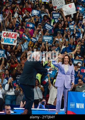 10 AOÛT, LAS VEGAS, NEVADA, États-Unis - Vice-président Kamala Harris au rassemblement présidentiel à l'Université du Nevada, campus de Las Vegas, avec le gouverneur Tim Walz et 12 000 supporters - complet Banque D'Images
