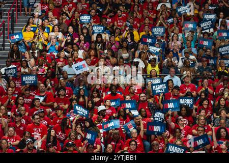 10 AOÛT, LAS VEGAS, NEVADA, États-Unis - Vice-président Kamala Harris au rassemblement présidentiel à l'Université du Nevada, campus de Las Vegas, avec le gouverneur Tim Walz et 12 000 supporters - complet Banque D'Images