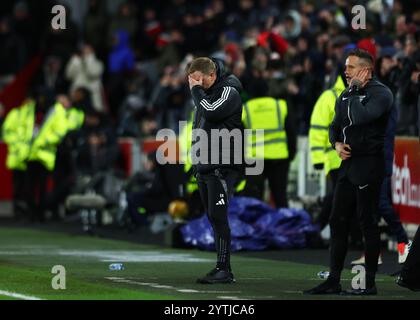 7 décembre 2024 ; Gtech Community Stadium, Brentford, Londres, Angleterre; premier League Football, Brentford contre Newcastle United ; le manager de Newcastle Eddie Howe a mis les mains sur son visage en déposition après que Kevin Schade de Brentford ait marqué devant le gardien de but Nick Pope de Newcastle United pour son 4e but à la 90e minute pour faire 4-2 Banque D'Images