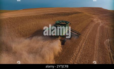 JUILLET 2024, PALOUSE, WASHINGTON - récolte de blé avec des moissonneuses-batteuses dans la région de Palouse dans l'État de Washington Banque D'Images