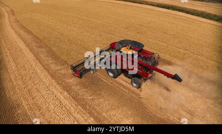 JUILLET 2024, PALOUSE, WASHINGTON - récolte de blé avec des moissonneuses-batteuses dans la région de Palouse dans l'État de Washington Banque D'Images