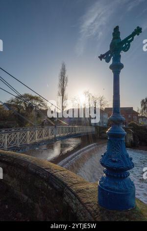 Pont de moulin et déversoir Banque D'Images