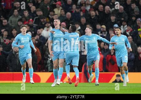 Nikola Milenkovic de Nottingham Forest (deuxième à gauche) célèbre après avoir marqué le but d'ouverture lors du match de premier League à Old Trafford, Manchester. Date de la photo : samedi 7 décembre 2024. Banque D'Images