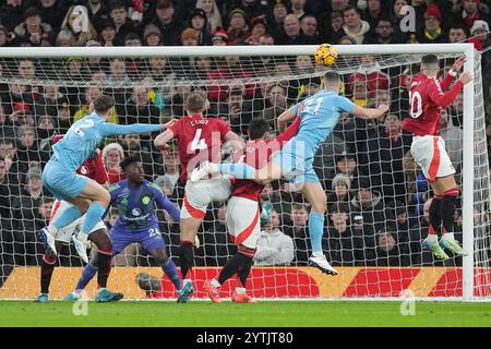 Nikola Milenkovic de Nottingham Forest (deuxième à droite) marque le but d'ouverture lors du match de premier League à Old Trafford, Manchester. Date de la photo : samedi 7 décembre 2024. Banque D'Images