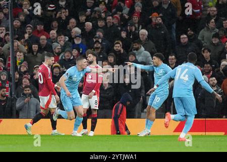 Nikola Milenkovic de Nottingham Forest (deuxième à gauche) célèbre après avoir marqué le but d'ouverture lors du match de premier League à Old Trafford, Manchester. Date de la photo : samedi 7 décembre 2024. Banque D'Images