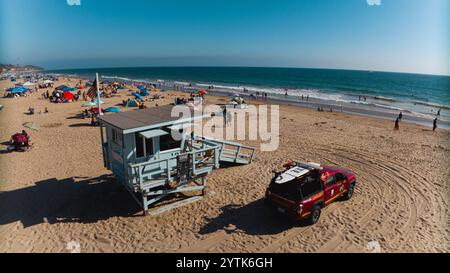 6 SEPTEMBRE 2024, MALIBU, CA. - Les amateurs de plage d'été de Drone View apprécient le week-end de la fête du travail, Malibu, Los Angeles, CA. Avec le stand de sauveteur en vue Banque D'Images