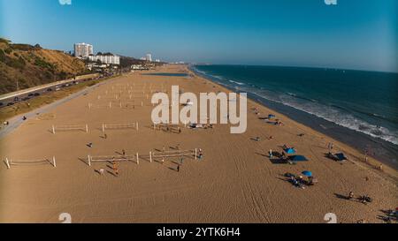 6 SEPTEMBRE 2024 PLAGE DE SANTA MONICA, CA - joueurs de volleyball vus d'un drone sur l'océan Pacifique lors de la fête du travail 2024 Banque D'Images