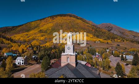 SEPTEMBRE 2024, SILVERTON, COLORADO - clocher de la mairie avec la couleur de l'automne vue de Drone au-dessus de Silverton, Colorado Banque D'Images