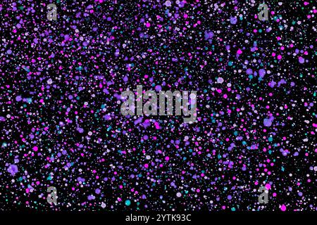 Éclaboussures violettes de peinture sur une surface noire. Fond d'art abstrait sombre tacheté. Banque D'Images