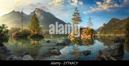 Paysage de lac peint en Allemagne avec des montagnes, des arbres, un ciel agréable, un beau faisceau de soleil du matin et des reflets clairs dans l'eau calme Banque D'Images