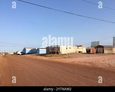 Vue sur la rue de Baker Lake, une ville inuite et un quartier situé au Nunavut, Canada avec des routes de gravier rouge Banque D'Images
