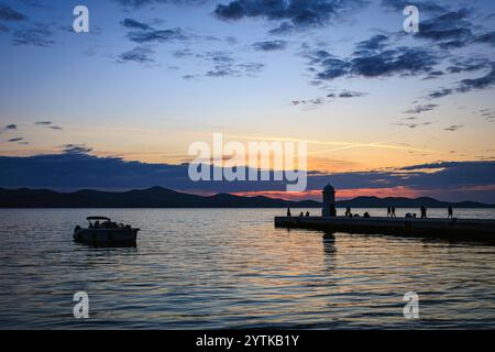 Coucher de soleil spectaculaire vu depuis le lieu de coucher de soleil le plus célèbre à Zadar. Photo prise le 22 octobre 2024 à Zadar, Comté de Zadar, Croatie. Banque D'Images